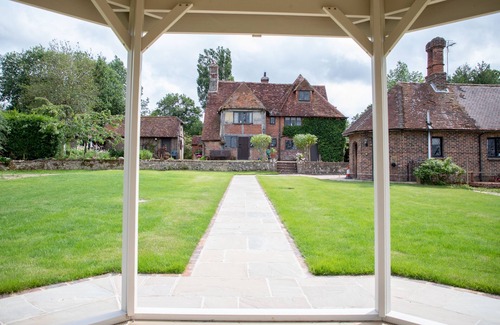 Chiddingly House | Large Tudor Manor House with Private Jacuzzi & Indoor Pool, Sleeps Max 20.