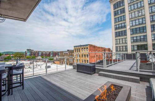 Old City Apartment | Largest Rooftop w Firepit - Vaulted LUXE Penthouse