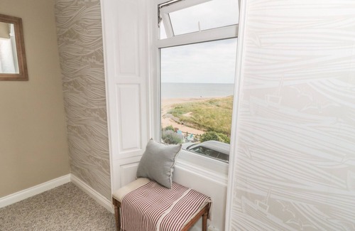 Marske-by-the-Sea Cottage | LARKSBAY VIEW, pet friendly, with a garden in Marske-By-The-Sea