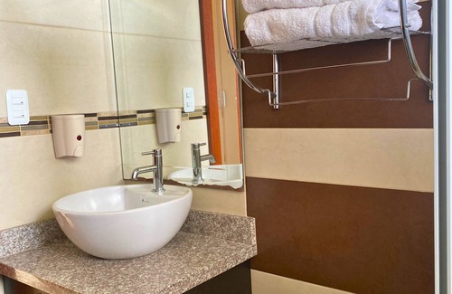 Tababela House | Las Hortensia's Casa De Huéspedes