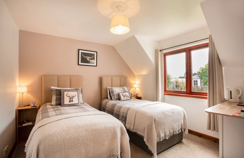 Alness Bed & Breakfast | Last-Minute | Cosy En-Suite, Wi-Fi + Parking