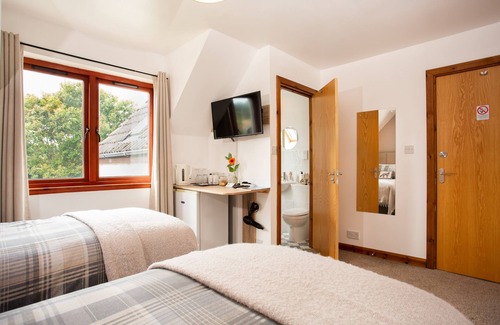 Alness Bed & Breakfast | Last-Minute | Cosy En-Suite, Wi-Fi + Parking