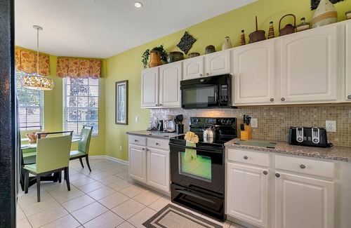 Windsor Hills House | Last-Minute Special! Updated Pool Home w/3 Kings + Princess Suite Near Disney