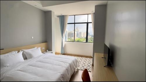 Nairobi Upper Hill Apartment | Laurel Hill Suites CBD 2BR Apt, Spacious Balcony