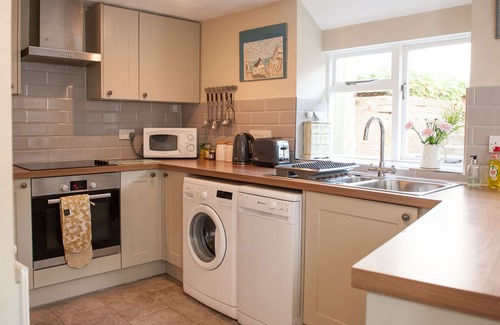 Lyme Regis Cottage | Lavender Cottage - sleeps 4 guests in 2 bedrooms