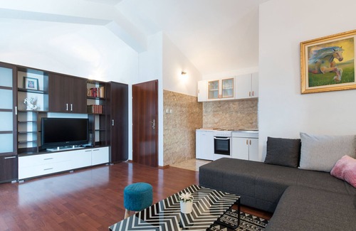 Podstrana House | Lavish Holiday Home in Podstrana with Garden