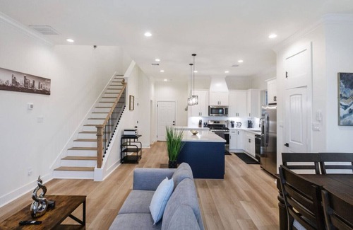 OST - South Union House | Lavish home close to downtown Houston with game rm