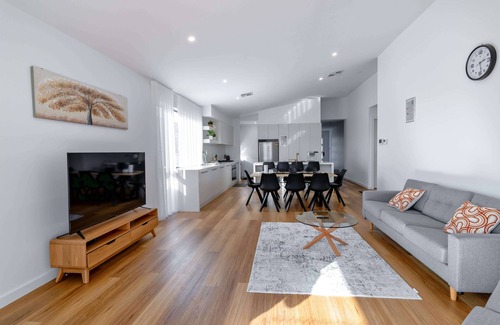 Mickleham House | lavish home while away, enjoy new home, airport/city hide out. Not to miss