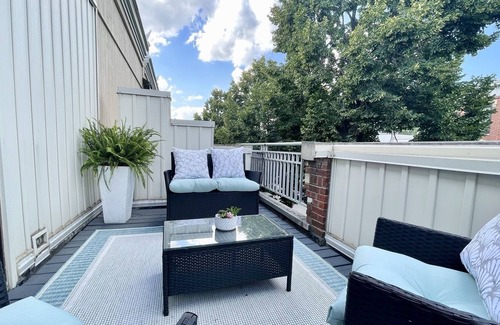 Ranch Triangle House | LAVISH Lincoln Park Townhome w/ Patio +attached garage