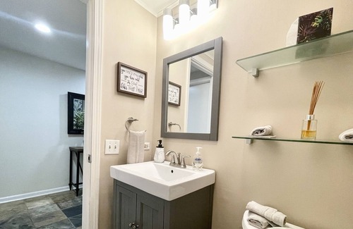 Ranch Triangle House | LAVISH Lincoln Park Townhome w/ Patio +attached garage