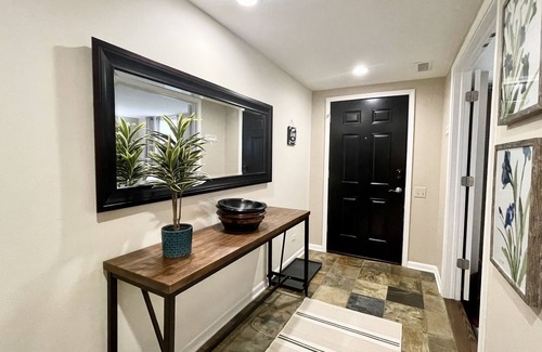 Ranch Triangle House | LAVISH Lincoln Park Townhome w/ Patio +attached garage