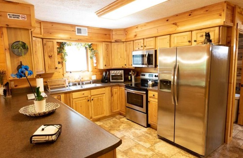 Gatlinburg - Pigeon Forge Apartment | Lazy Bear Cabin w/Breathtaking Views!