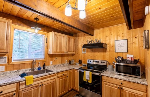 Meadow View Heights Cabin | Lazy Bear Lodge! New Spa Installed!