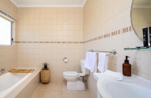 Dudley West House | Lazy Breeze Retreat 31 Beach Crescent, Baudin Beach