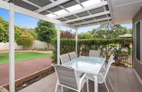 Marybrook House | Lazy Days @ the Beach, 100m to beach