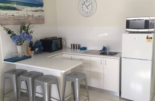 Barrack Point Villa | LAZY DAYZ SHELLHARBOUR is less than 5 mins walk to 2 beaches and Little Lake
