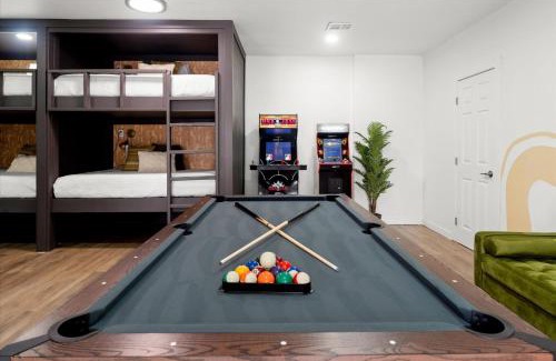 Glendale House | Lazy River Luxe 6 BR Sleeps 16 Pickleball Hot Tub