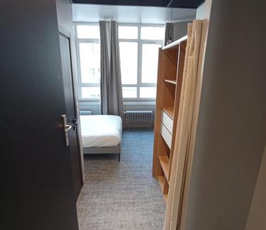 Centre Deux Apartment | Le 12 studio neuf wifi app 009