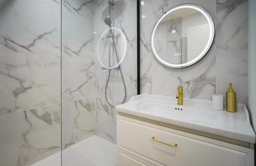 Castres Apartment | Le Baroque - Grand T2 Confort, Lit Queen Size