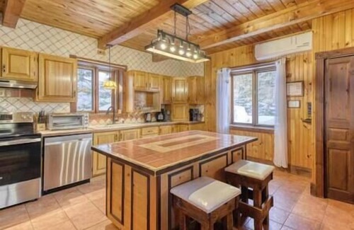 St-Adolphe-d'Howard House | Le Bûcheron · Rustic Chalet w/Spa & Lake Access