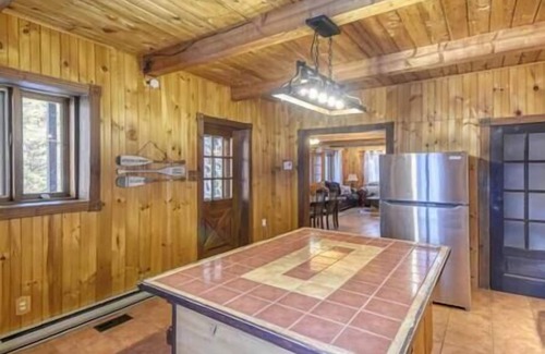 St-Adolphe-d'Howard House | Le Bûcheron · Rustic Chalet w/Spa & Lake Access