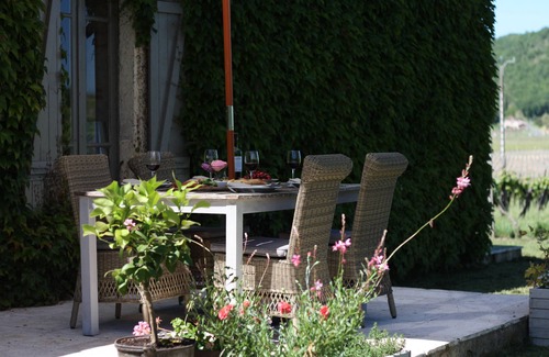 Vire-sur-Lot Cottage | Le Caillau, Luxury gite with heated pool, jacuzzi & Café in the vineyards