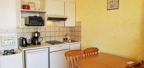 Frejus Port Apartment | LE CAPITOLE Vue mer Studio cabine 27m2 2 adultes 2 enfants avec climatisation et garage