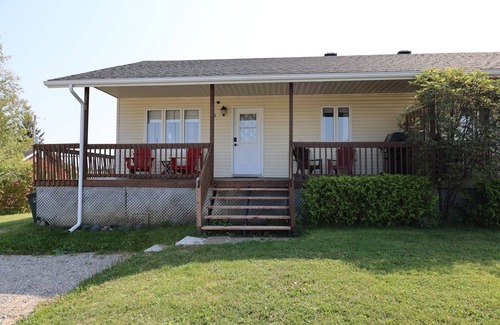 Cochrane House | Le Chalet 4BR 2 BA + Large Parking