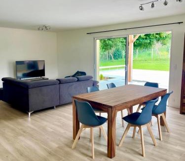 Sauveterre-de-Bearn Villa | Le chant du Gave- Maison neuve lumineuse avec piscine- Rivière en contrebas du jardin