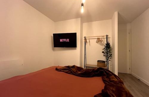 Sallaumines Apartment | Le Charme Parisien - Confortable