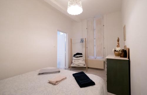 Old Town Apartment | Le Chat De La Cathédrale - Calme - Jardin - Wifi