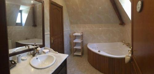 Montigny-le-Tilleul Bed & Breakfast | Le chateau des eglantines