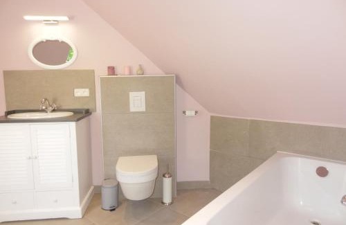 Montigny-le-Tilleul Bed & Breakfast | Le chateau des eglantines