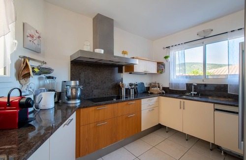 Montpeyroux House | Le Chemin des Faysses - Vue montagne et piscine