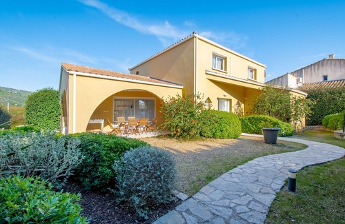 Montpeyroux House | Le Chemin des Faysses - Vue montagne et piscine