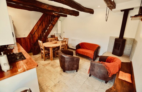 Riols Cottage | Le Chene - Cosy gite with panoramic mountain views, immersed in beautiful nature