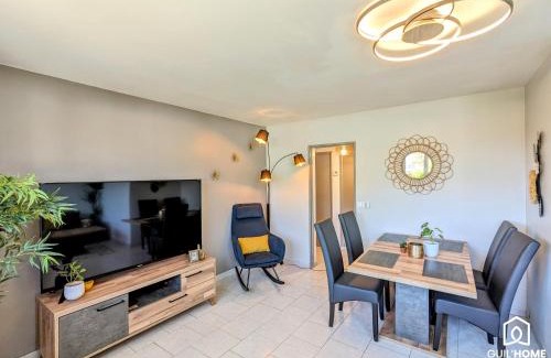 Fleury-les-Aubrais Apartment | Le Cocon - Lumineux - Grande TV - Parking gratuit