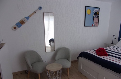 Erquy Cabin | Le Corto Maltese, Not far from the GR 34 Independent bedroom with private bathroom and WC