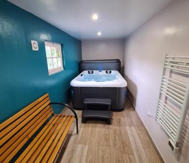 Huisseau-sur-Mauves House | Le Domaine de Baracas 4 étoiles - Le Grand et le Petit Gîte - piscine-SPA-billard-baby-foot-cheminée - 18 personnes