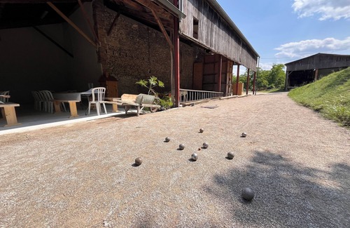 Chatte House | Le Domaine des Gameaux, gîte, large courtyard, kitchen area, games, workshops