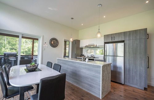 Sainte-Emelie-de-L'Energie Ski Chalet | Le Héron : Modern Waterfront Chalet with Spa