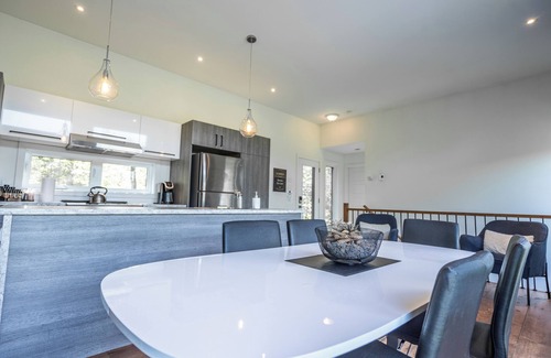 Sainte-Emelie-de-L'Energie Ski Chalet | Le Héron : Modern Waterfront Chalet with Spa