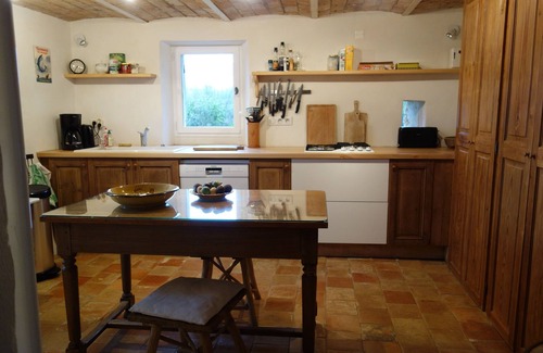 Puyvert House | Le Mas Charpin is located in the South Luberon in Puyvert; Lourmarin is 2 km away.