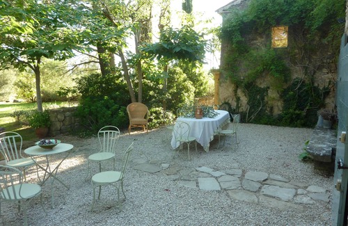 Puyvert House | Le Mas Charpin is located in the South Luberon in Puyvert; Lourmarin is 2 km away.