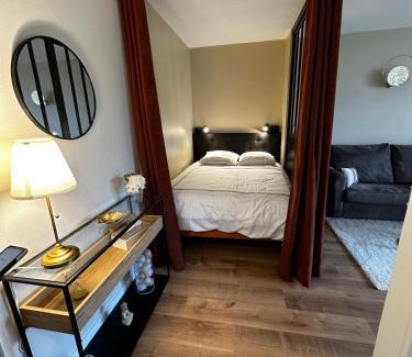 Merignac Apartment | LE MONET studio proche Bordeaux avec balcon wifi & place de parking privé prox tram et Aéroport