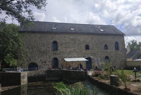 Montsurs House | LE MOULIN DE MERAL