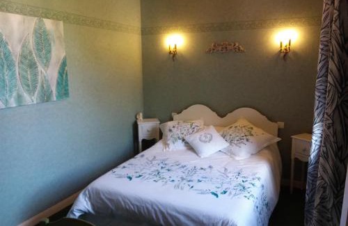 Montsurs House | LE MOULIN DE MERAL