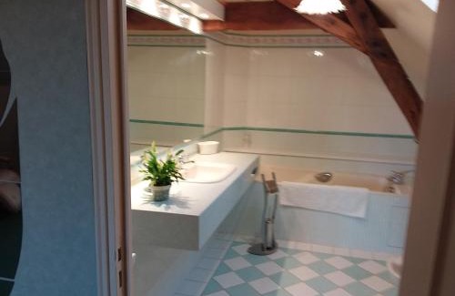 Montsurs House | LE MOULIN DE MERAL