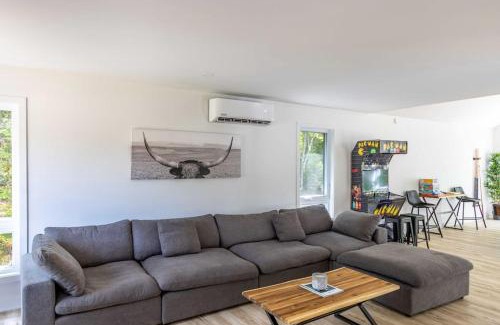 Saint Come Ski Chalet | Le Naturô Spa Sauna Private Hot Tub Games