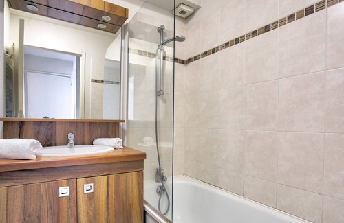 Le Tronchet House | Le Nid de Détente - Maisonnette avec piscine partagée